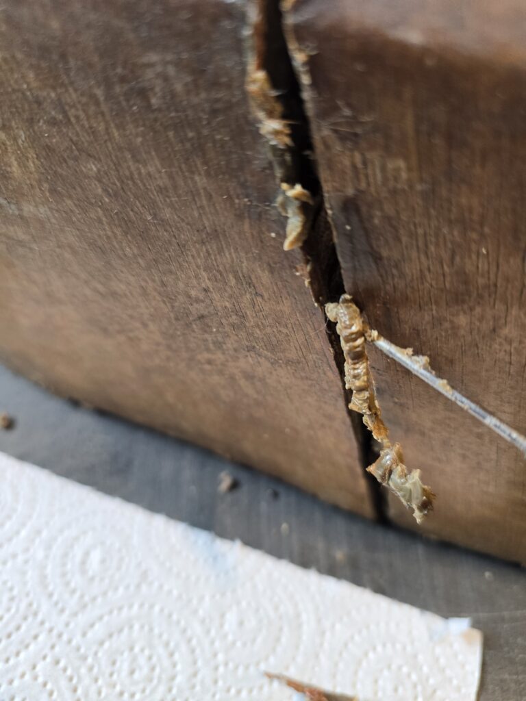 Entfernung von laienhaften Restaurierungsversuchen nur durch Wachs